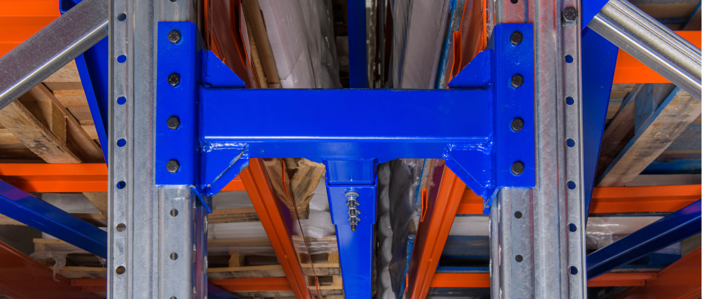 La importancia del diseño por sismo en racks industriales | PM STEELE®
